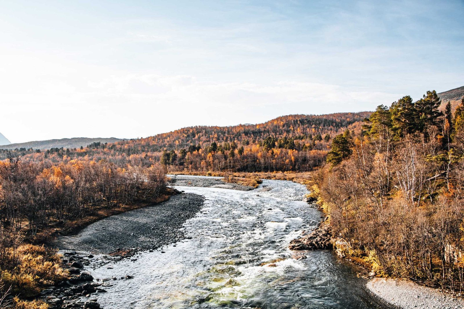 Herbstlandschaft im Abisko Nationalpark genießen - Schweden Roadtrip