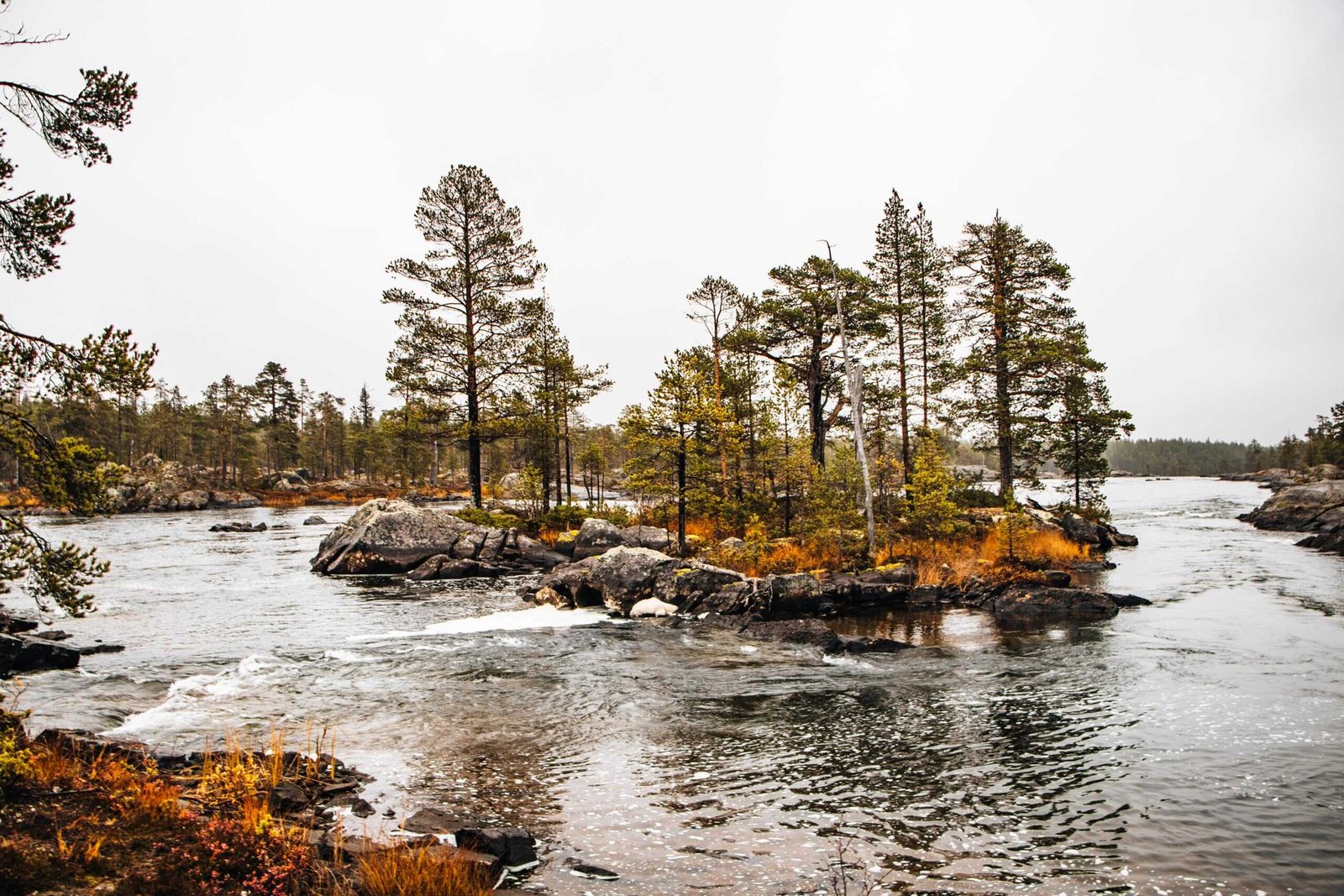Wilde Natur am Trollforsen Fluss - Schweden Roadtrip