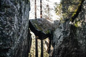 Eingeklemmter Stein im Skuleskogen Nationalpark - Schweden Roadtrip