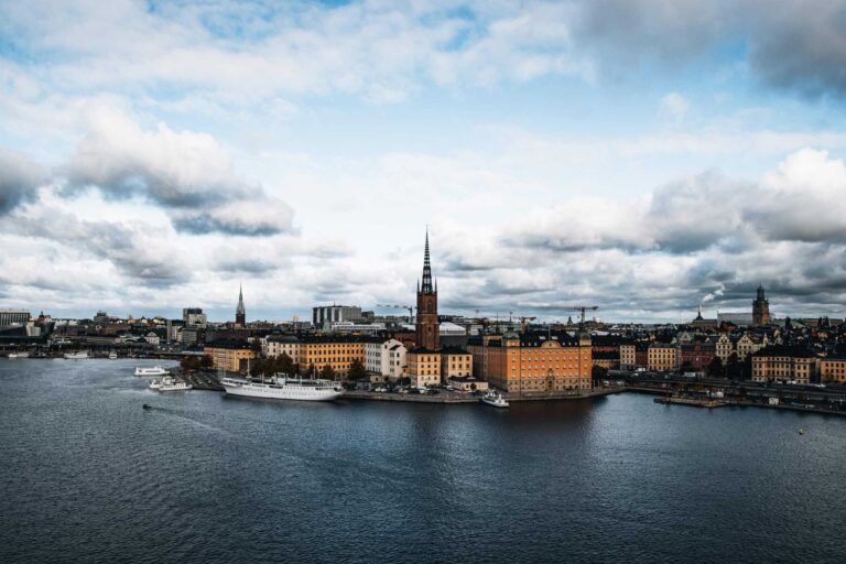 Stockholm Sehenswürdigkeiten. Blick auf Stadt am Wasser - Schweden Roadtrip