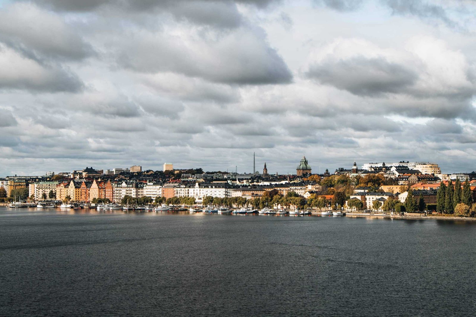 Stockholm Hafenansicht bei bewölktem Himmel - Schweden Roadtrip