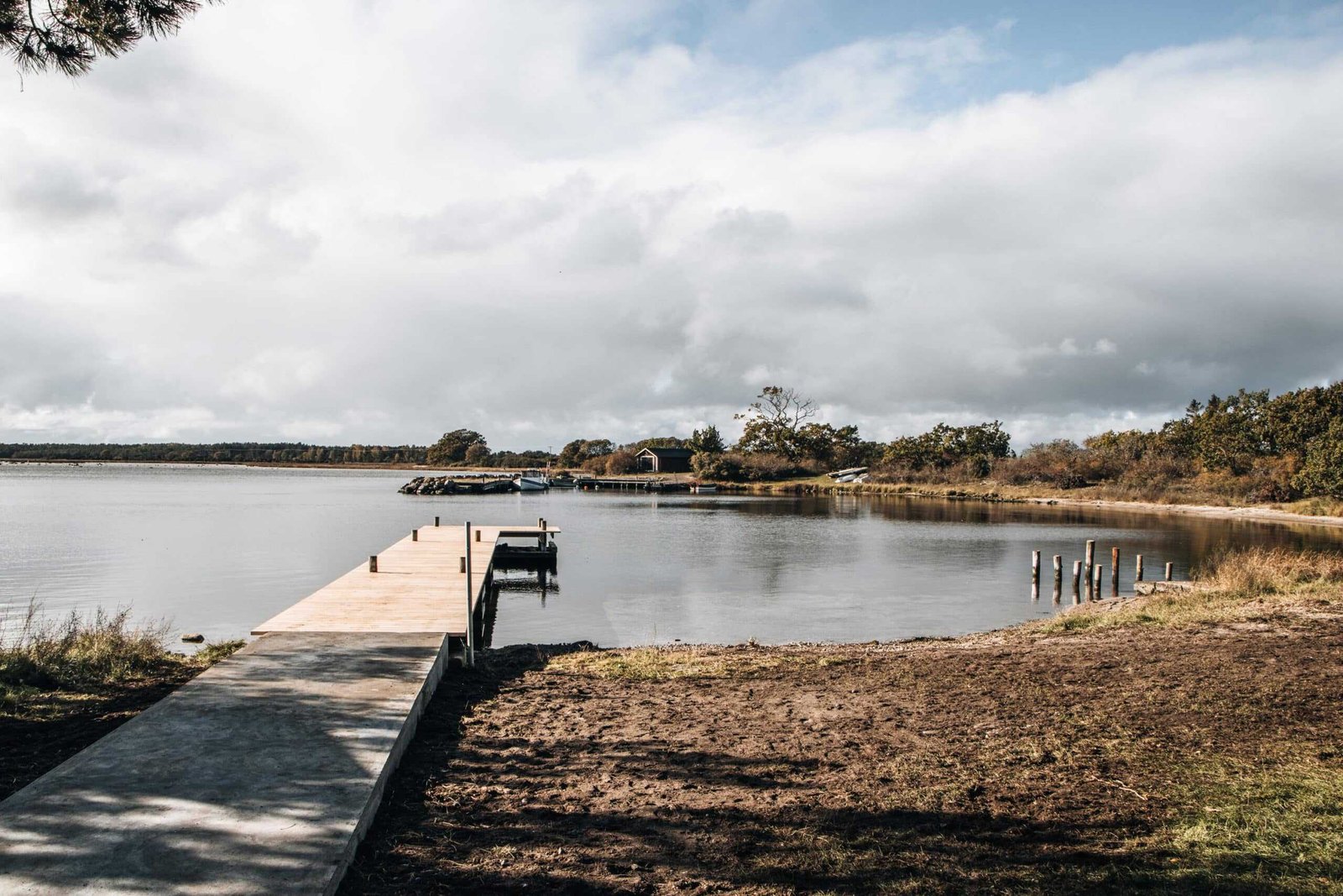 Öland Seeufer mit Steg und Wolken - Schweden Roadtrip