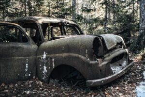 Verlassener Oldtimer im Wald bei Kyrk&ouml; Mosse - Schweden Roadtrip