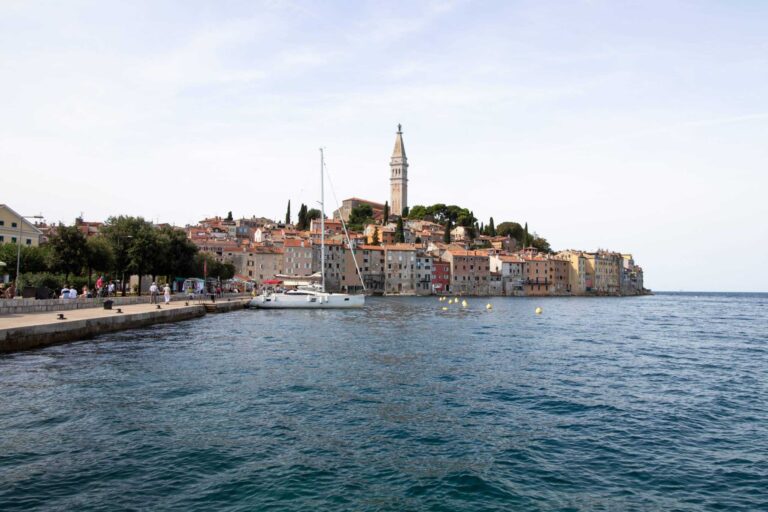 Rovinj Küstenstadtansicht am Meer - Balkan Roadtrip