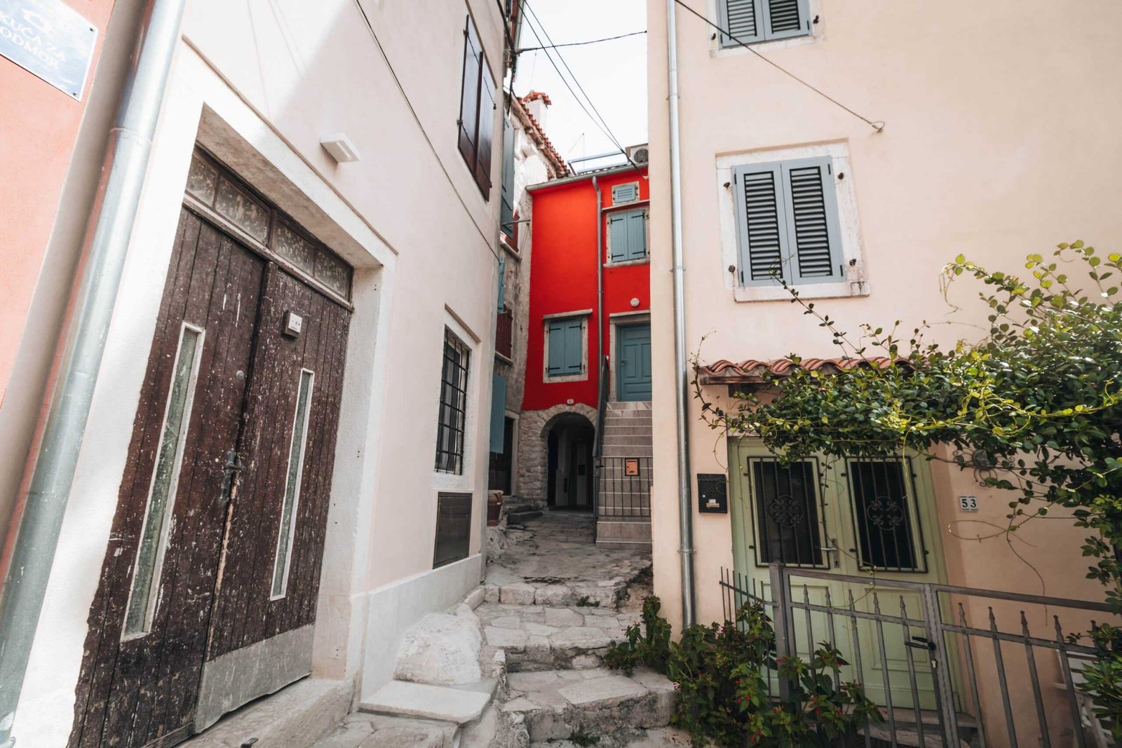 Enge Gasse in Rovinj Altstadt - Balkan Roadtrip