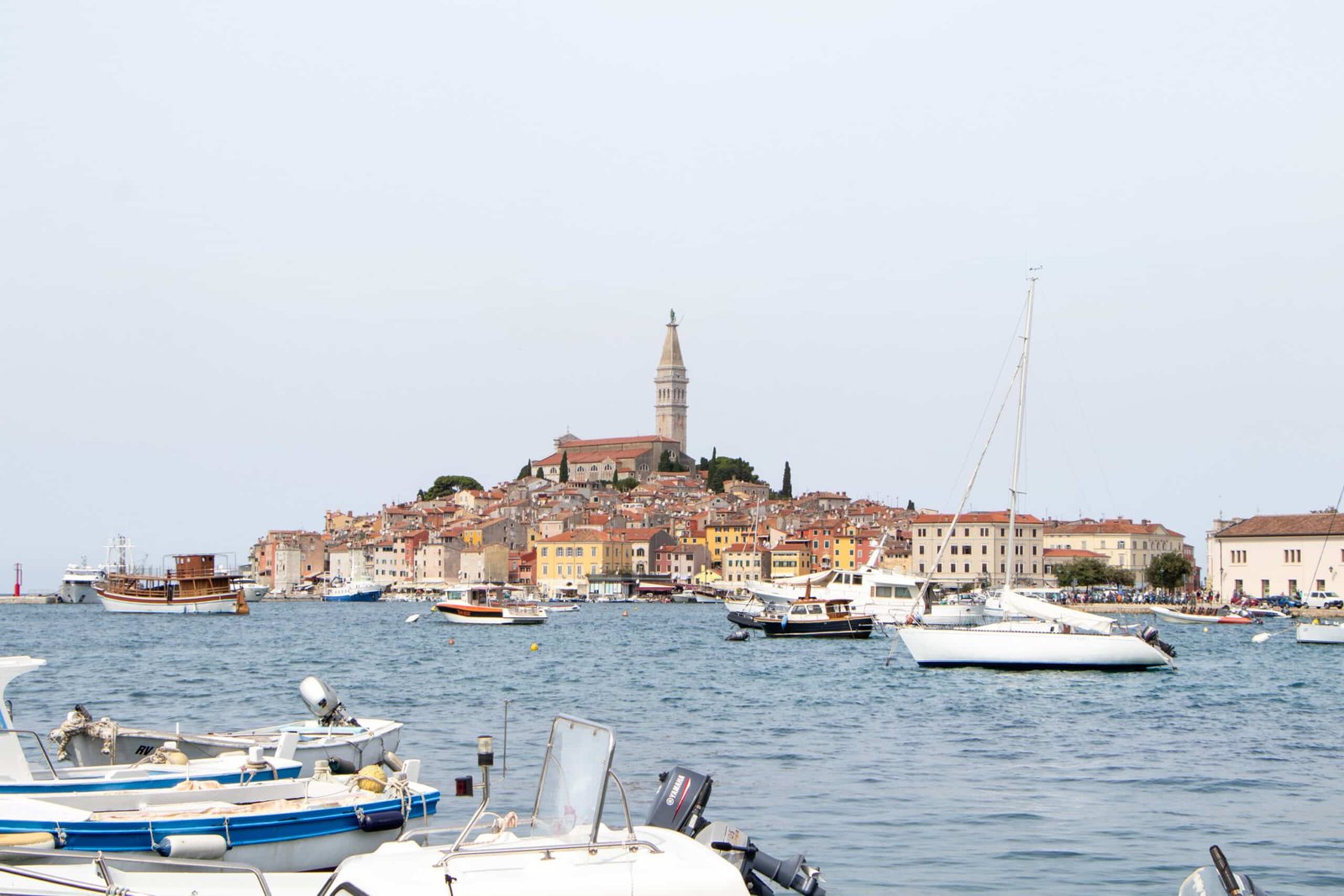 Rovinj Panorama mit Booten am Hafen - Balkan Roadtrip