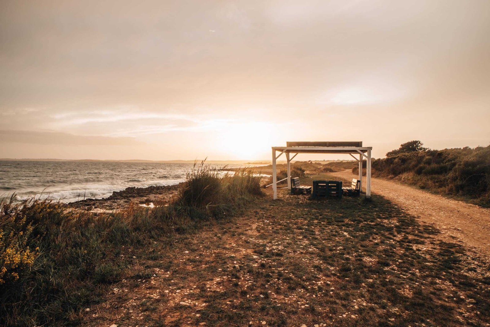 Sonnenuntergang über Küstenlandschaft und Weg - Balkan Roadtrip