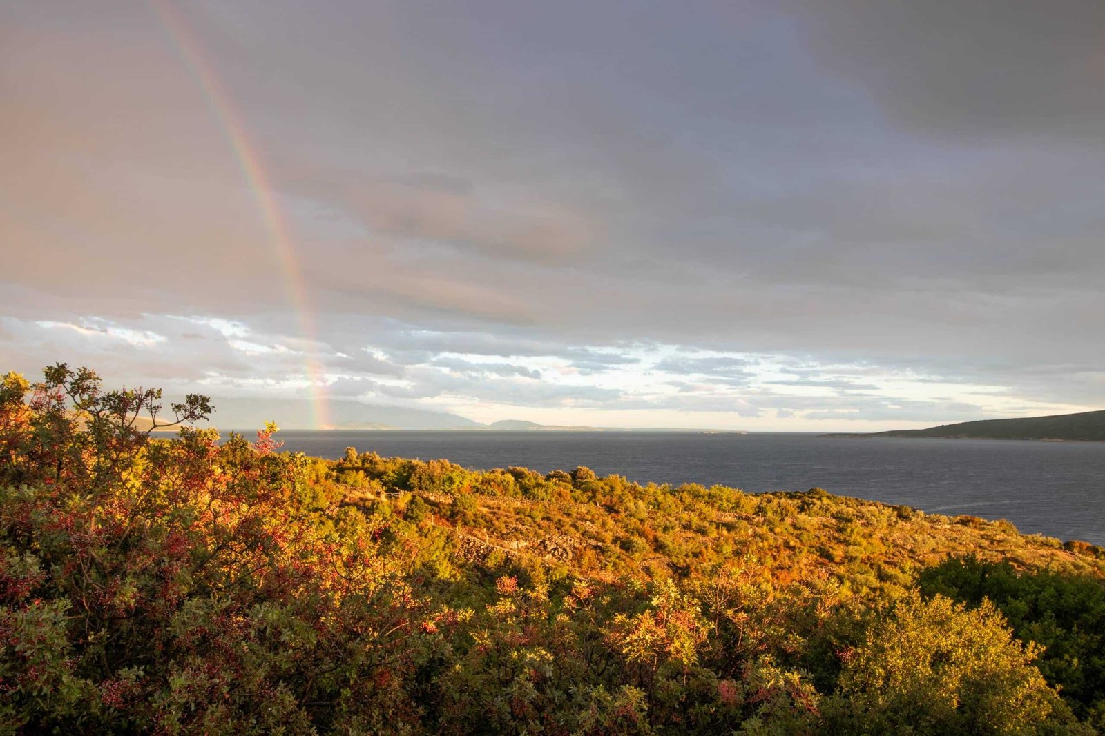 Küstenlandschaft mit Regenbogen und Meer - Balkan Roadtrip