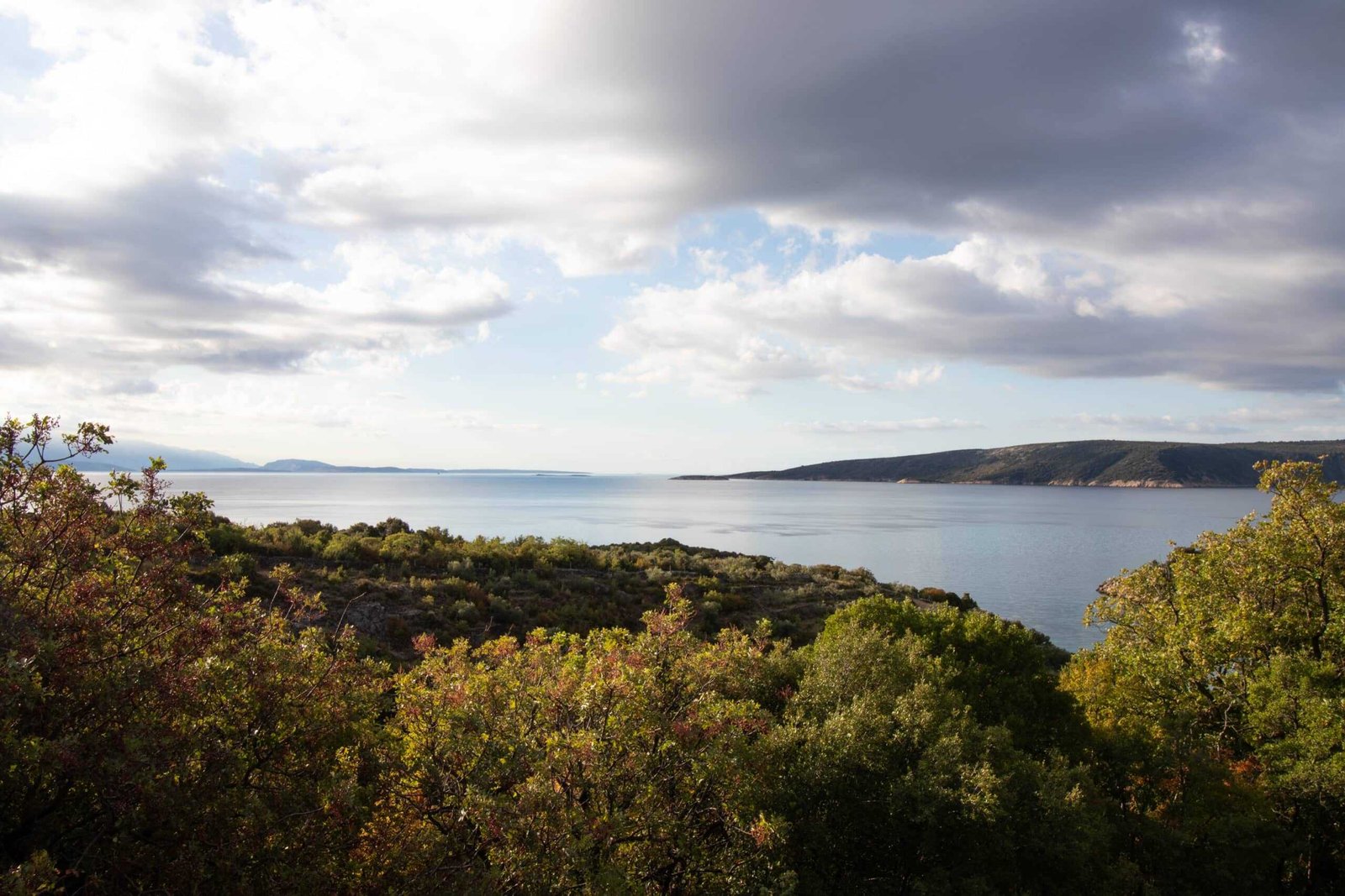 Küstenlandschaft unter bewölktem Himmel - Balkan Roadtrip