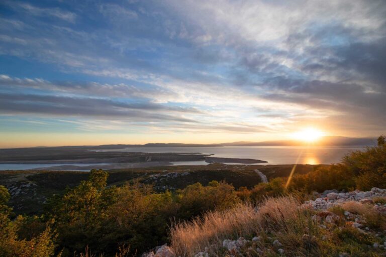 Sonnenuntergang über der Adriaküste in Krk - Balkan Roadtrip