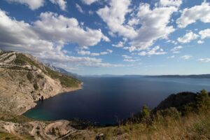 K&uuml;stenstrasse &uuml;berblickt malerische Bucht - Balkan Roadtrip