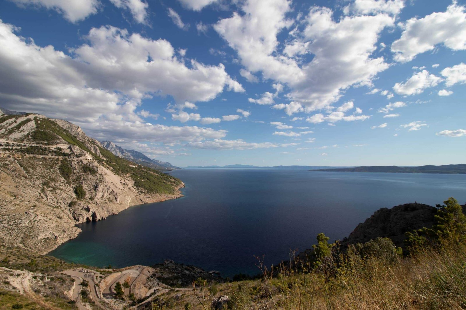 Küstenstrasse überblickt malerische Bucht - Balkan Roadtrip