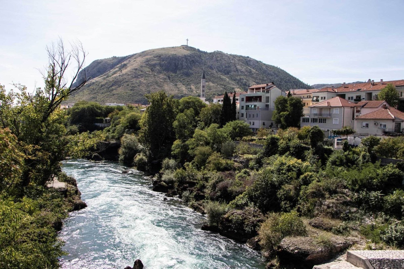 Mostar Flusslandschaft und Häuser - Balkan Roadtrip