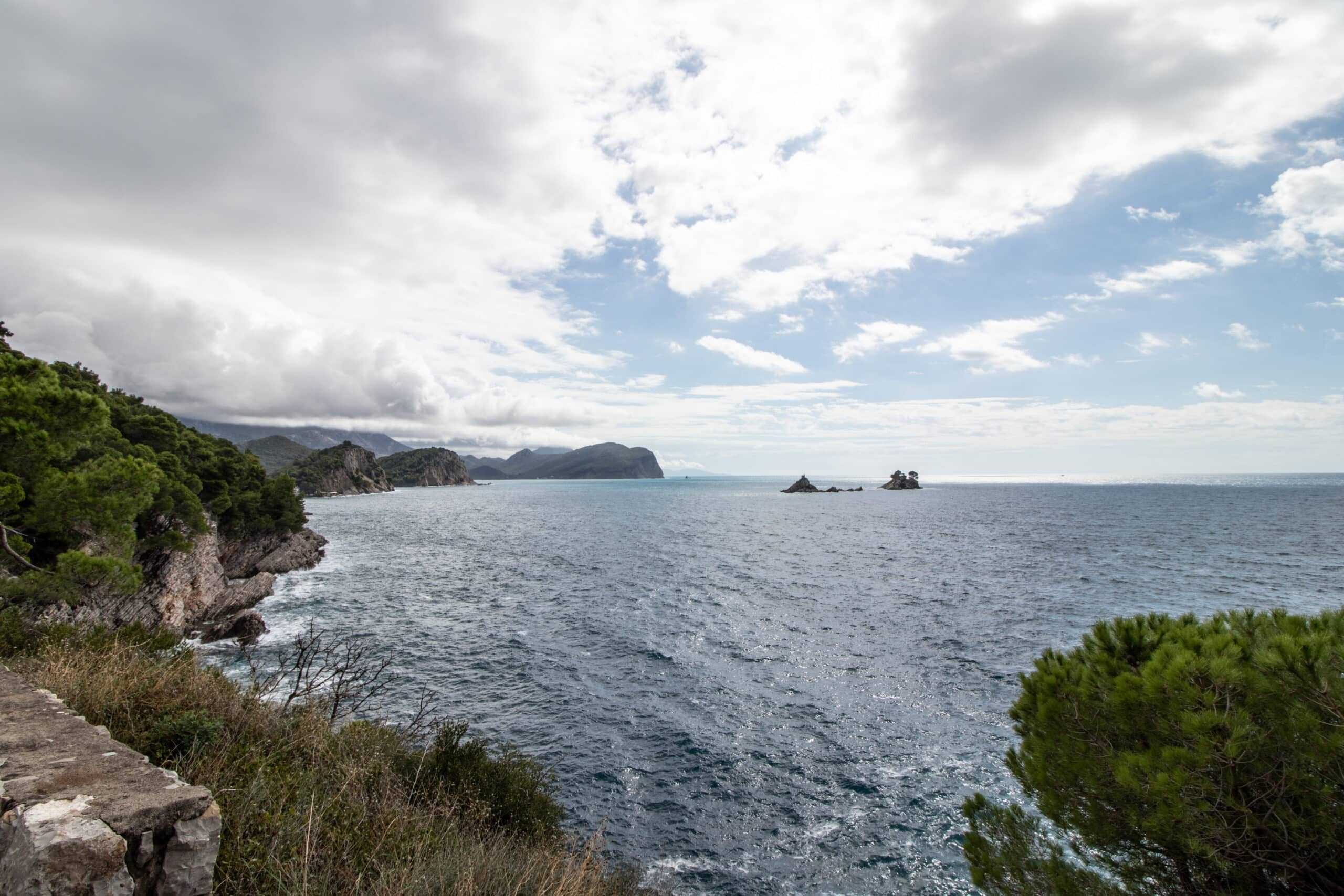 Küstenlandschaft mit Meer und Wolkenhimmel - Balkan Roadtrip