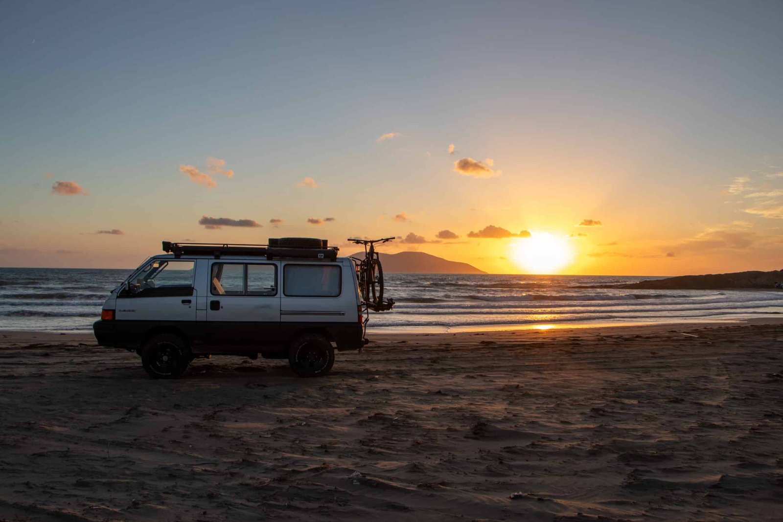 Van am Dalan Beach bei Sonnenuntergang – Balkan Roadtrip