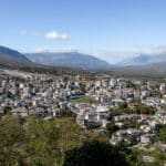 Panoramablick auf Gjirokaster Albanien - Balkan Roadtrip Reiseziele im Frühling
