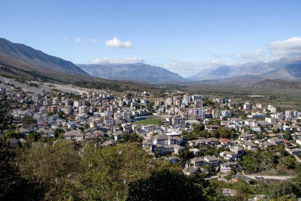Panoramablick auf Gjirokaster Albanien - Balkan Roadtrip Reiseziele im Frühling