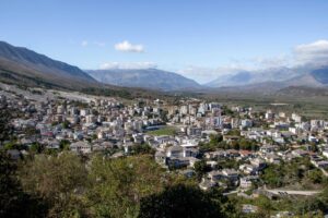 Panoramablick auf Gjirokaster Albanien - Balkan Roadtrip Reiseziele im Fr&uuml;hling