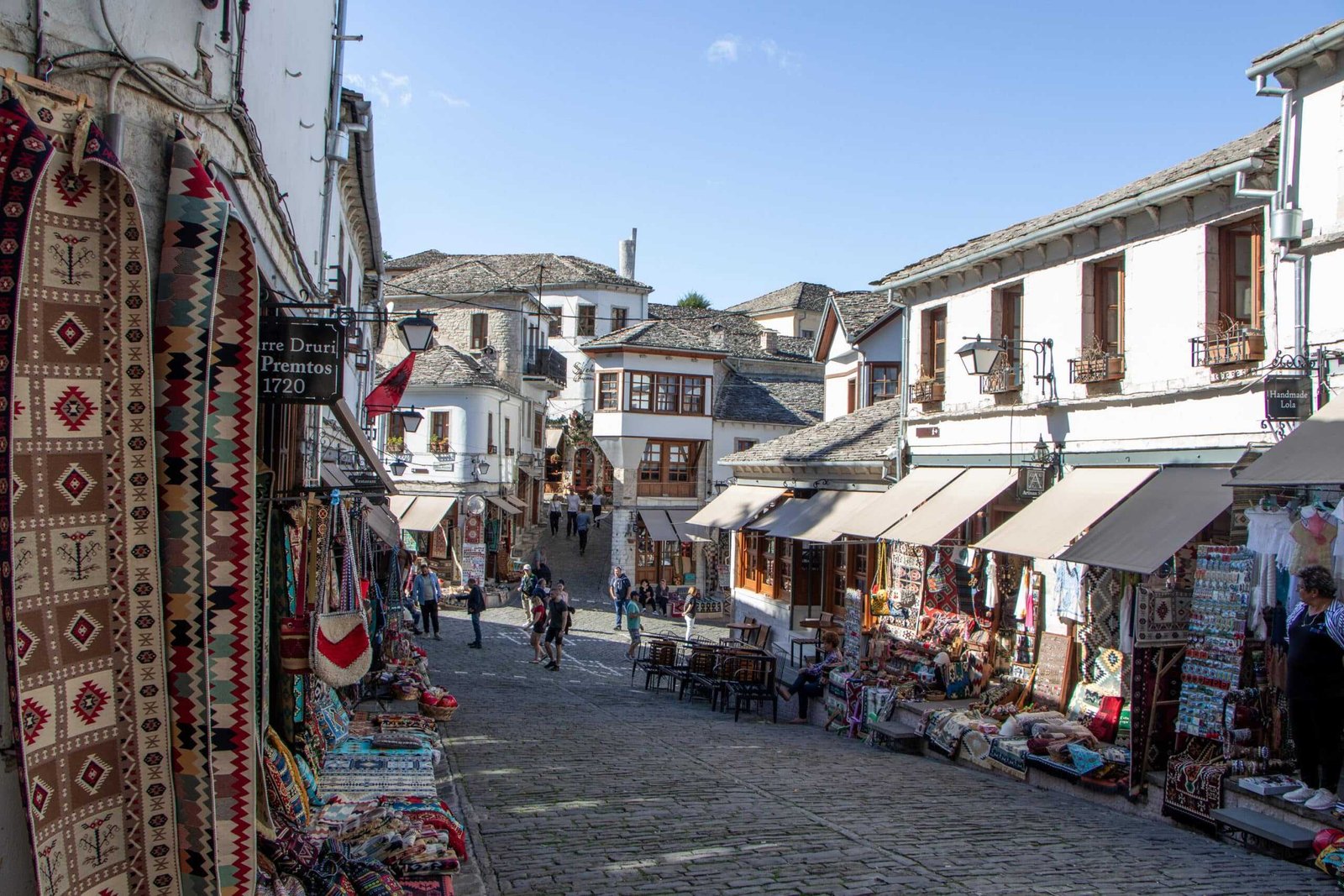 Historische Straße in Gjirokaster entdecken – Balkan Roadtrip