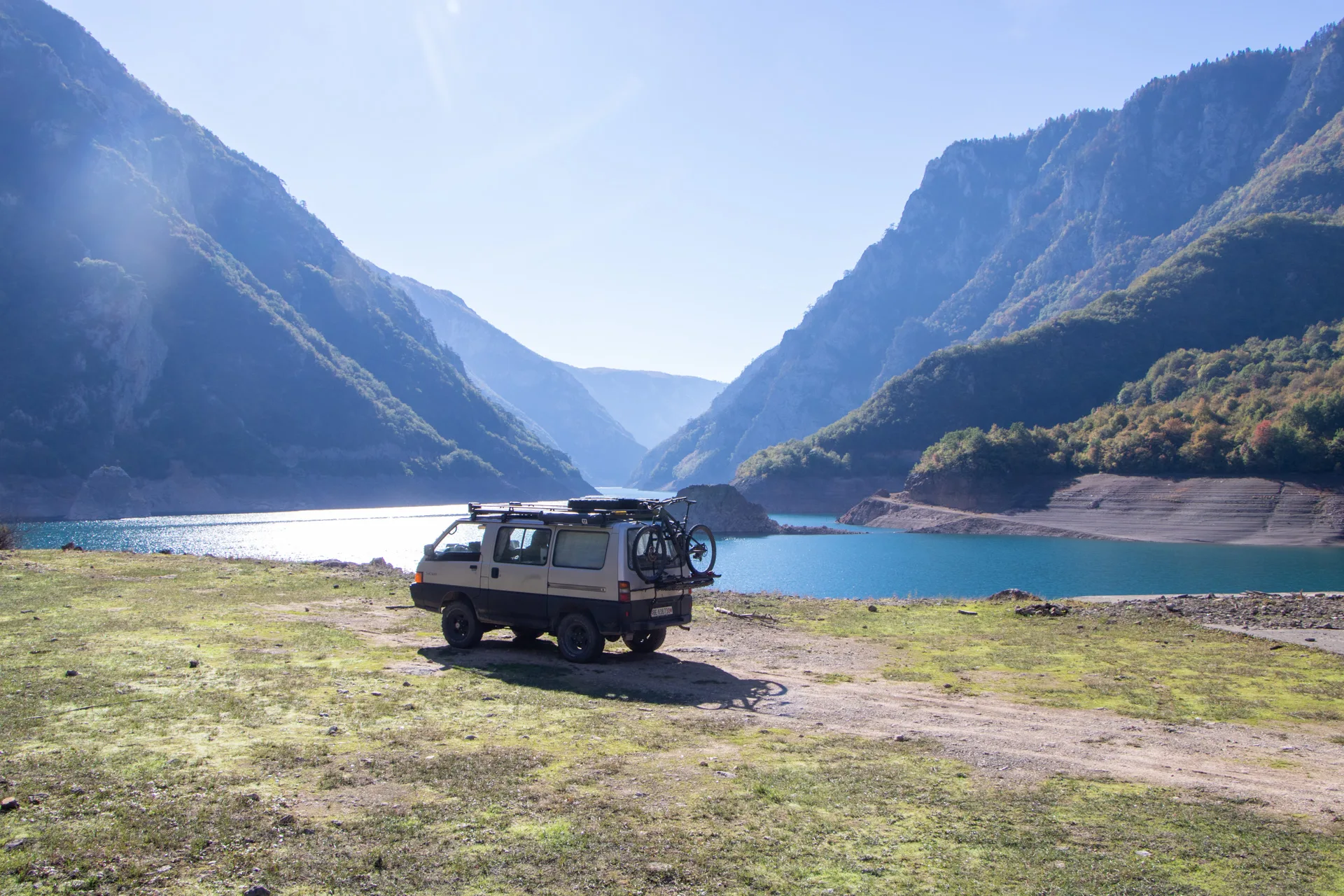 Camper am Stausee im Piva Canyon