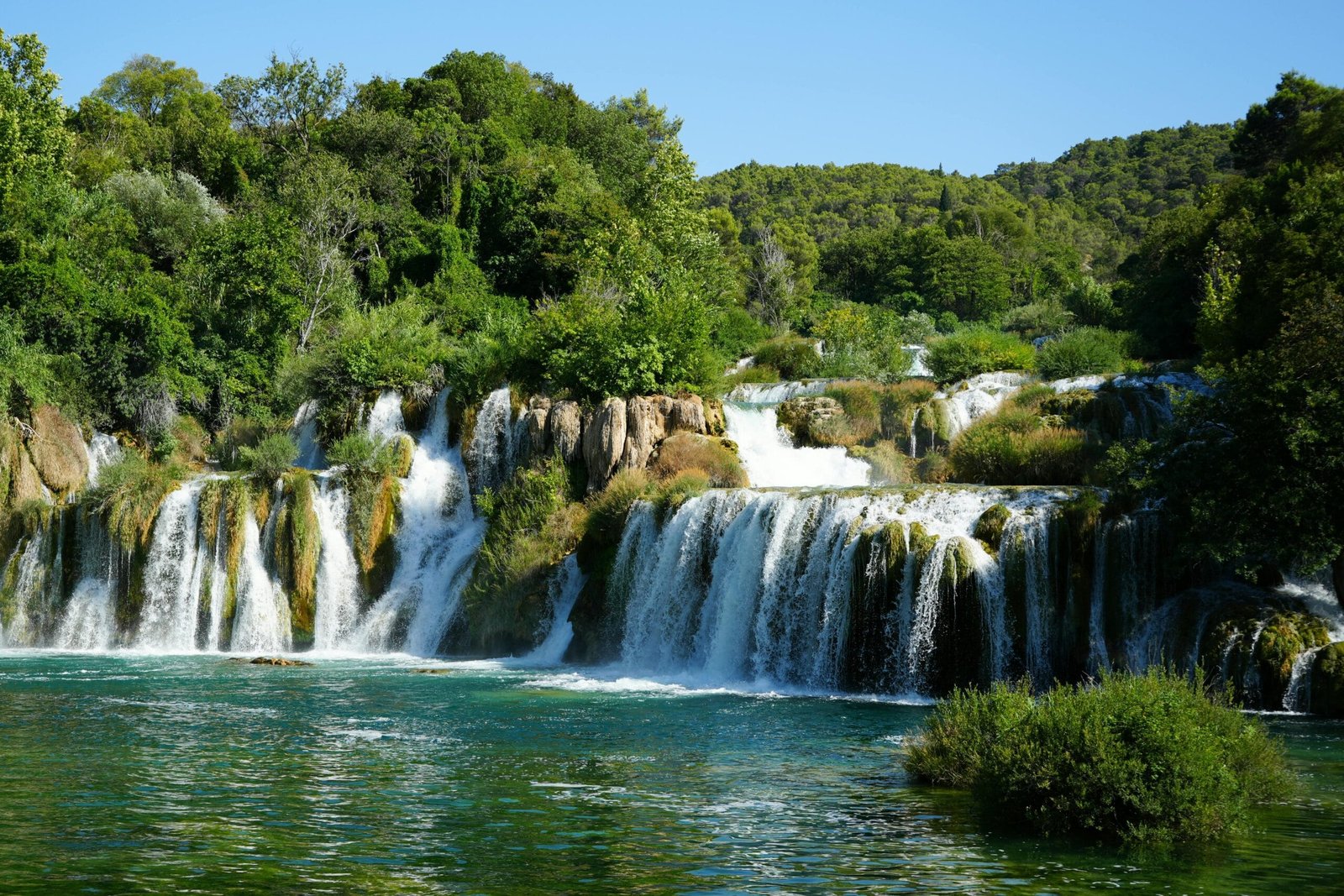 Aussicht auf die berühmten Krka-Wasserfälle bei Skradinski Buk