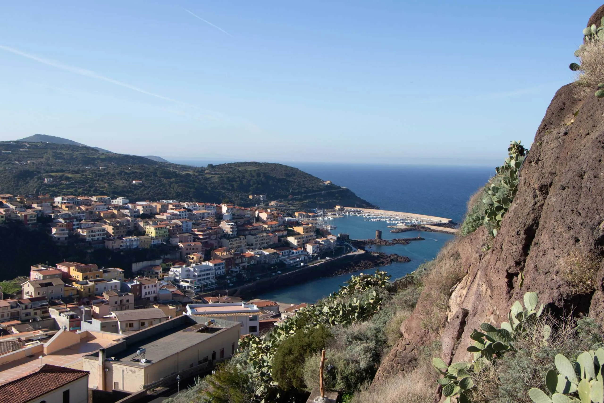 Blick auf Castelsardo Küste und Meer - Sardinien Rundreise