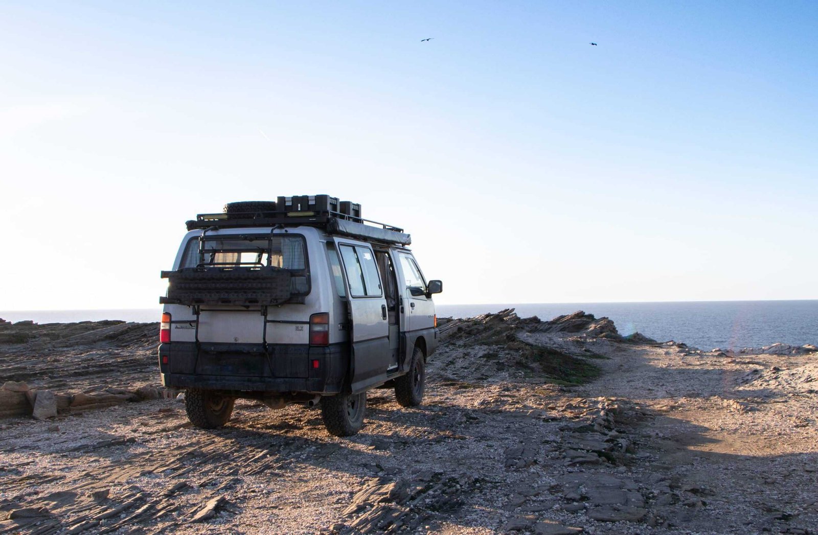 Geländewagen am Meer auf felsigem Gelände - Sardinien Rundreise