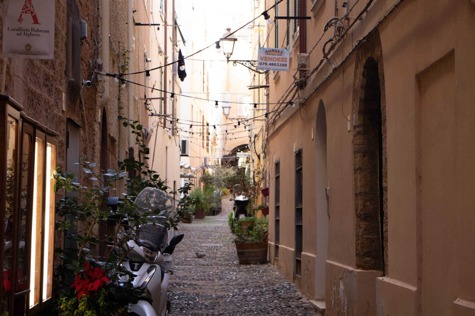 Charmante Altstadtgasse in Alghero entdecken - Sardinien Rundreise