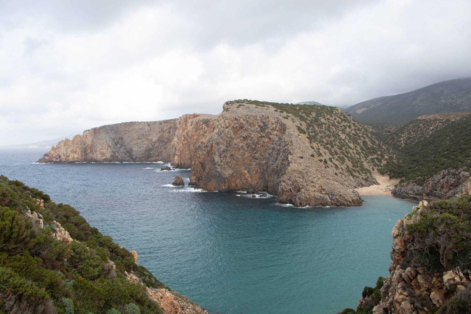 Küstenlandschaft mit Klippen und blauem Meer - Sardinien Rundreise