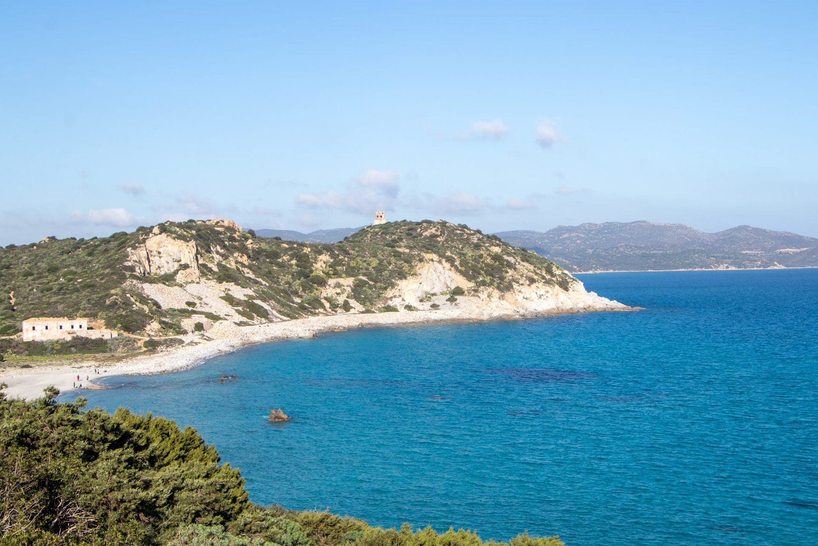 Küste mit Strand am Capo Carbonara in Sardinien