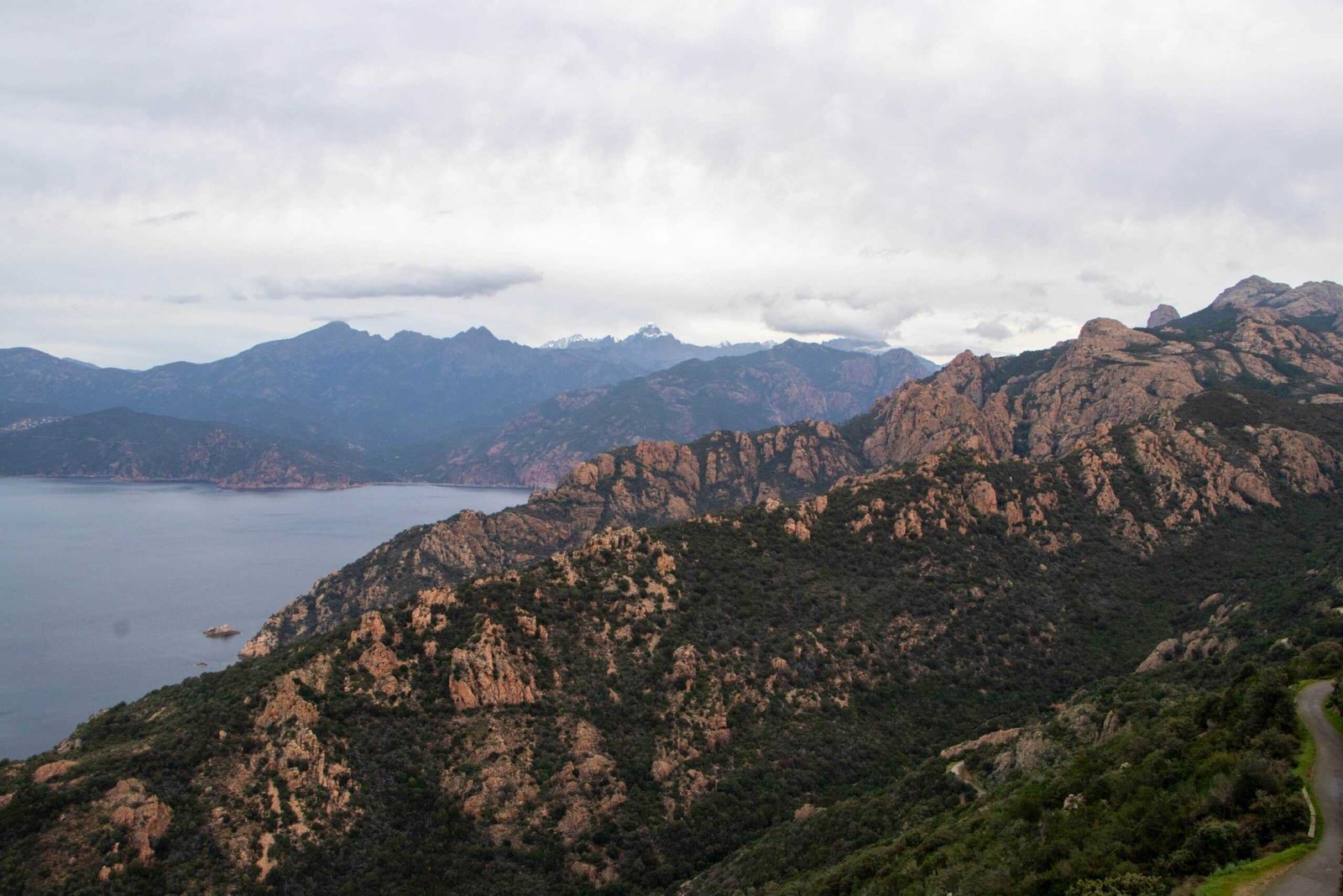 Küstenlandschaft mit Bergen und Meer - Korsika Rundreise