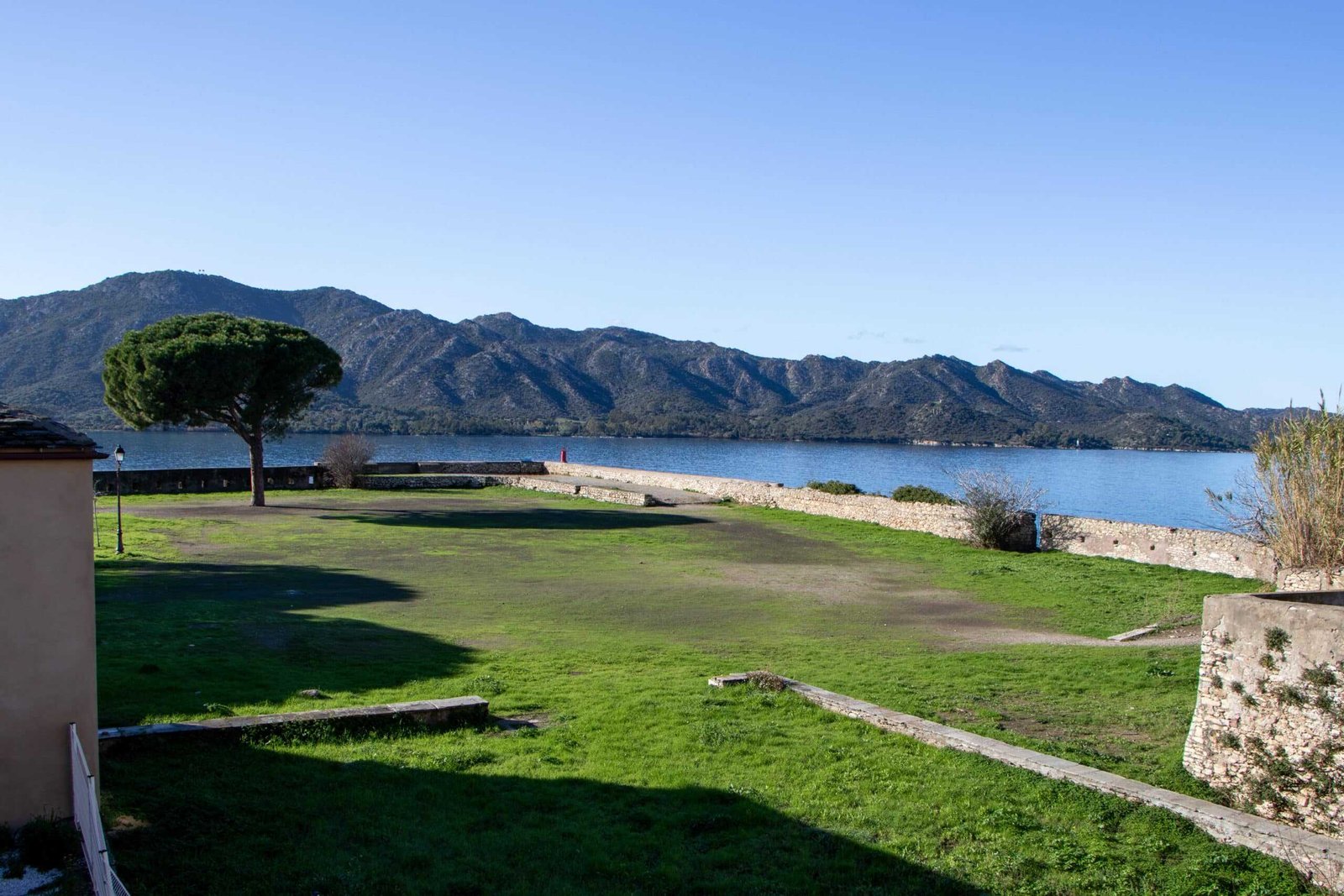 Blick auf die Küste von Saint-Florent und die Berge - Korsika Rundreise