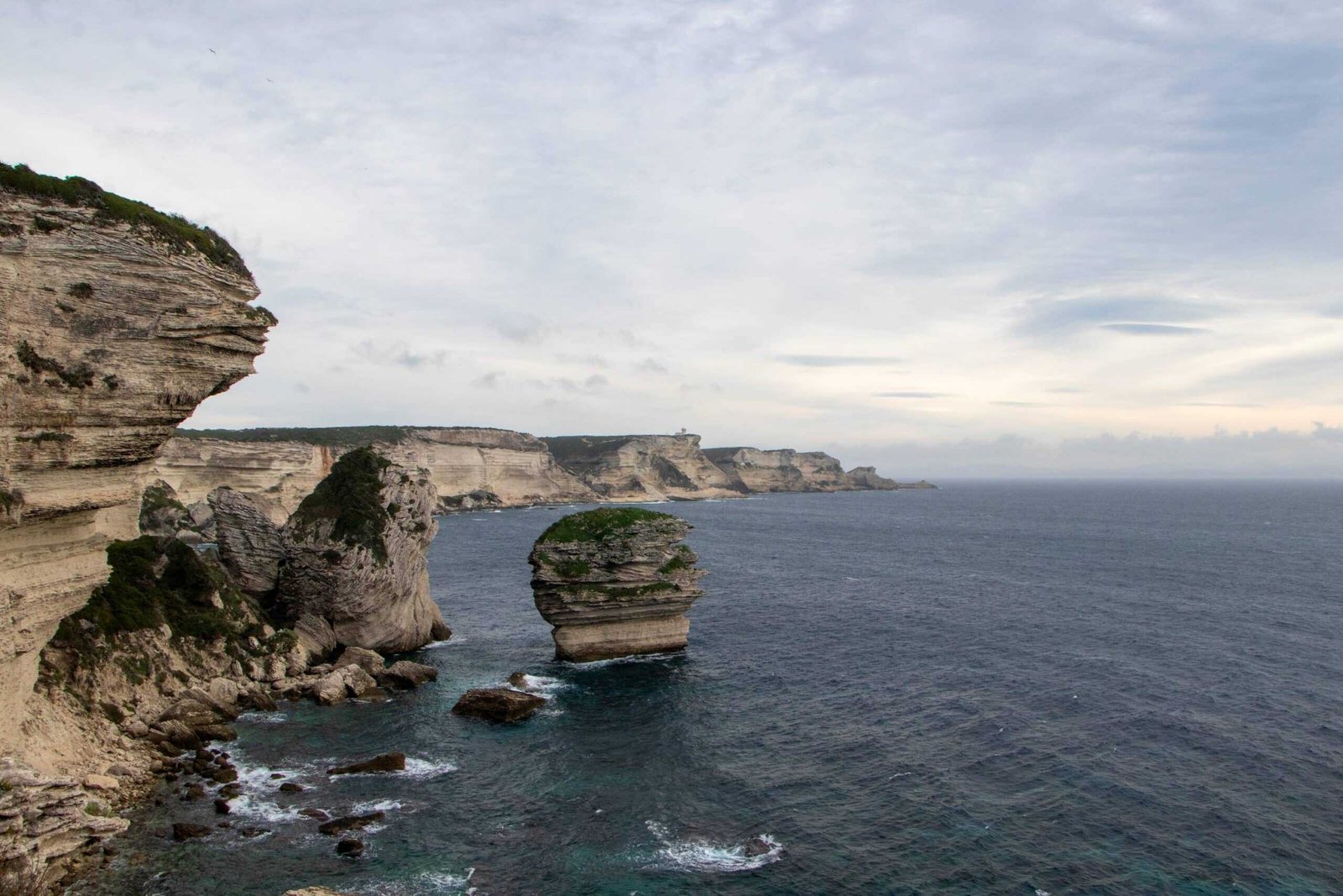 Klippenblick auf Bonifacio am Meer - Korsika Rundreise