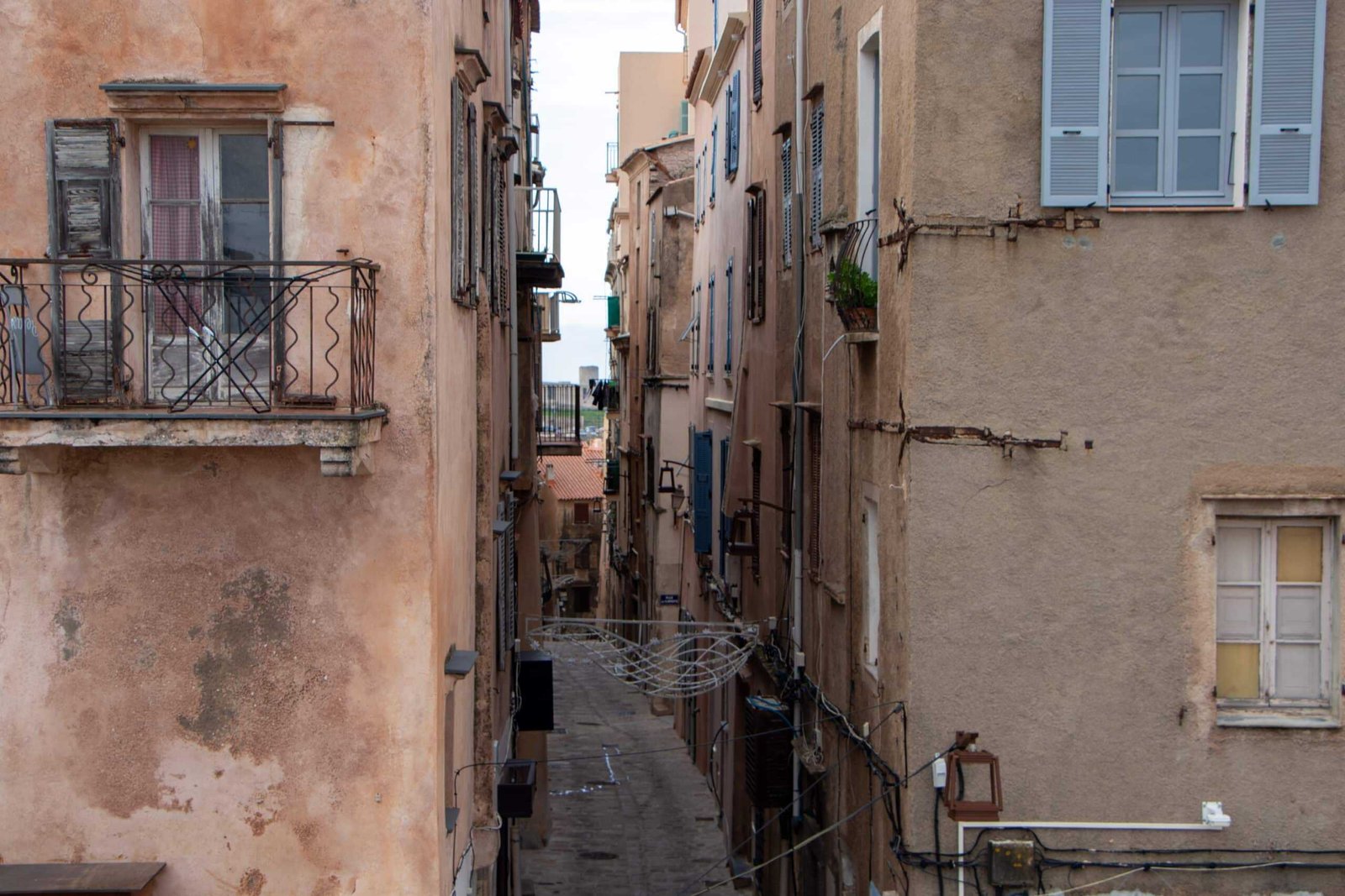 Schmale Gasse in Bonifacio entdecken - Korsika Rundreise