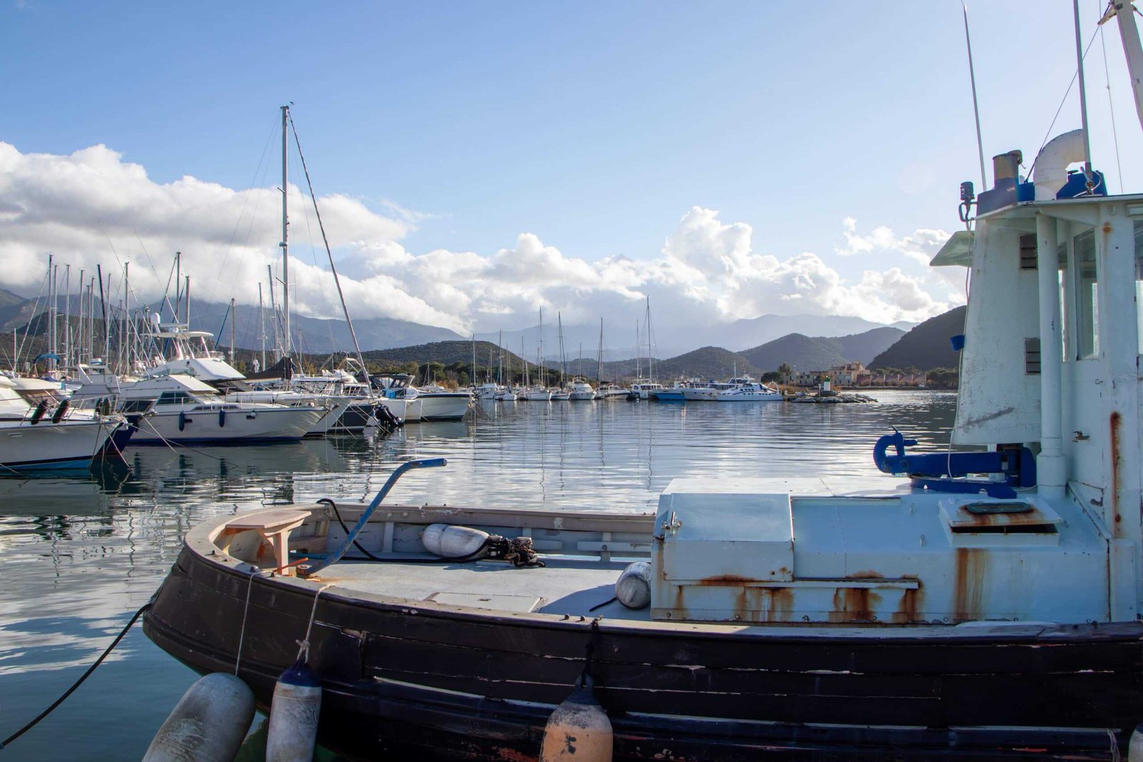 Hafen von Saint-Florent unter blauem Himmel - Korsika Rundreise
