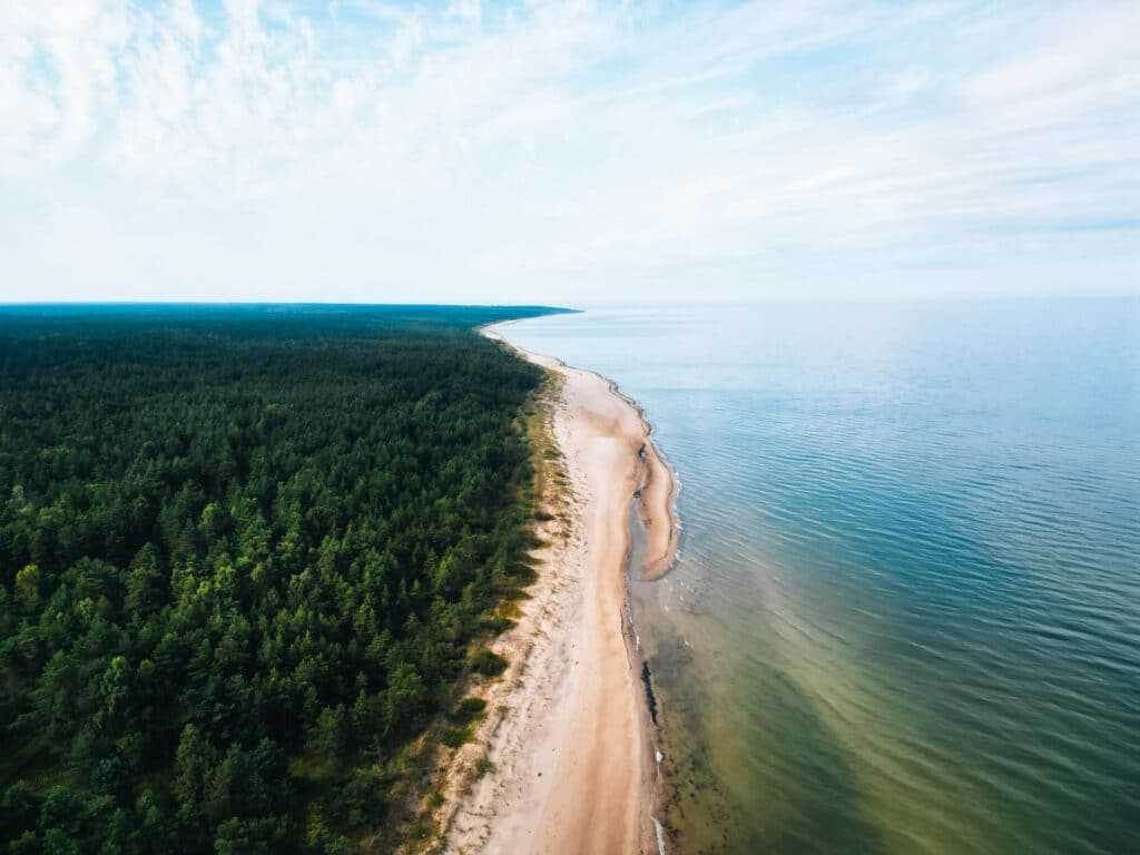Luftaufnahme Küste in Lettland - Baltikum Rundreise