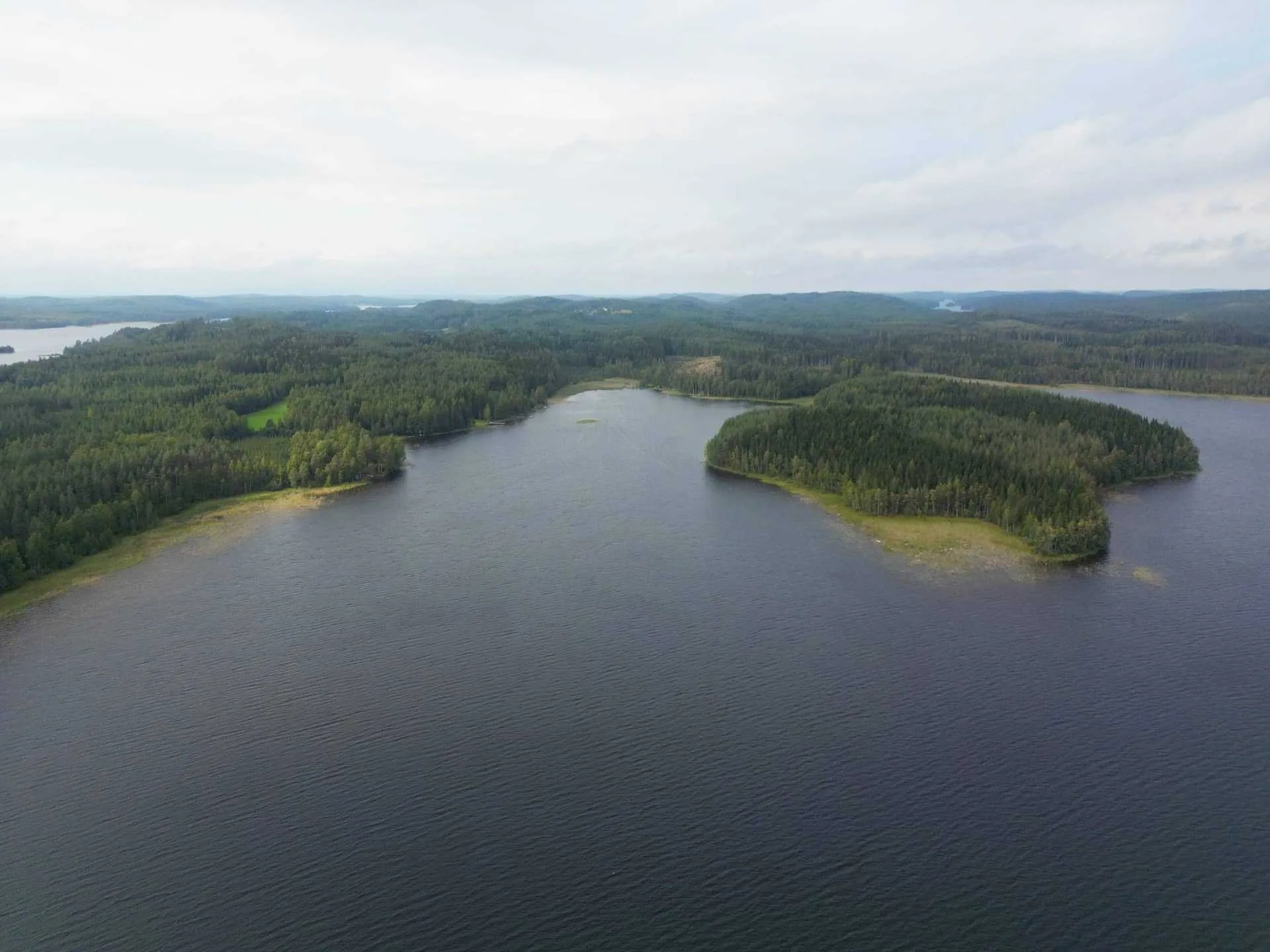 Luftaufnahme von finnischen Seen und Wäldern - Finnland Rundreise