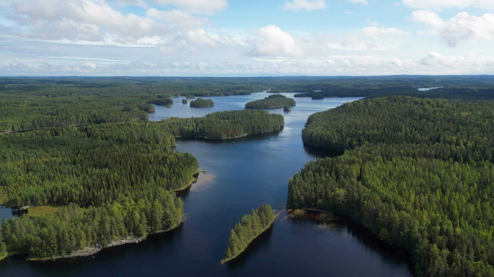 Finnische Seenlandschaft mit Wäldern - Finnland Rundreise - Reiseziele im August