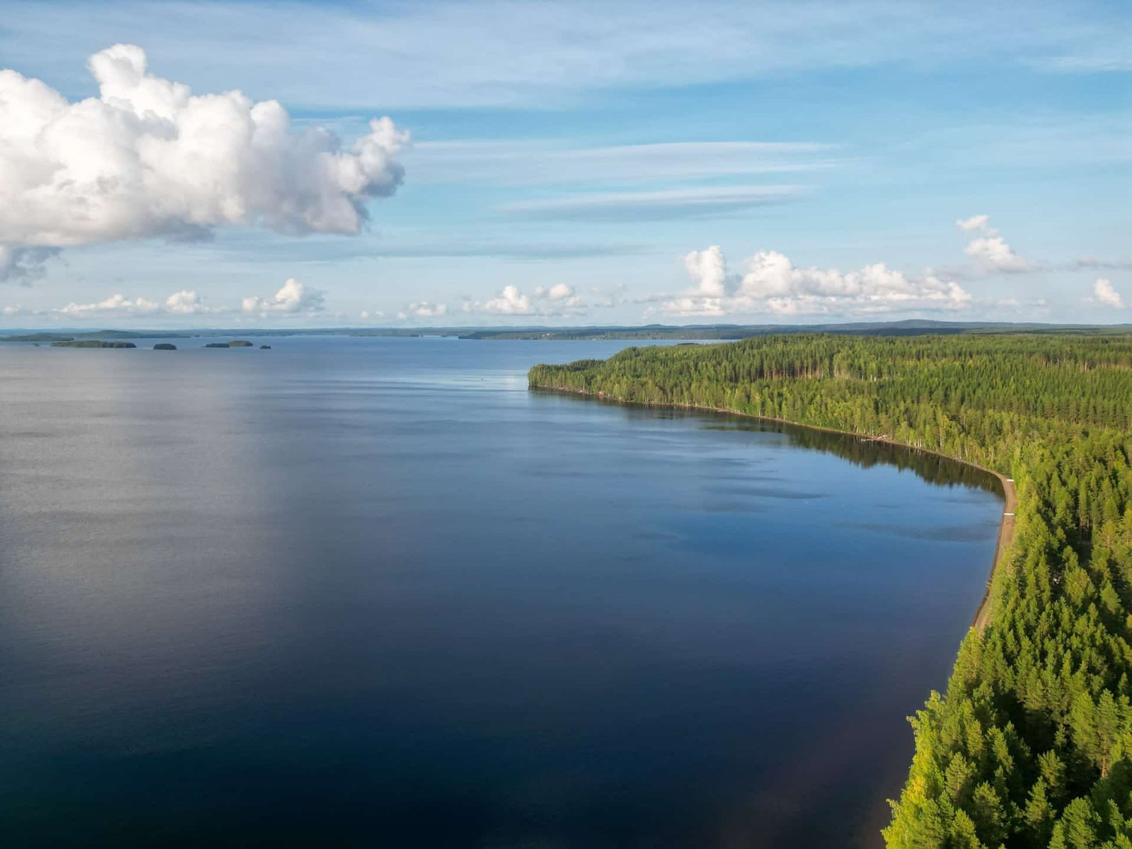 Weitläufiger See und Waldlandschaft - Finnland Rundreise