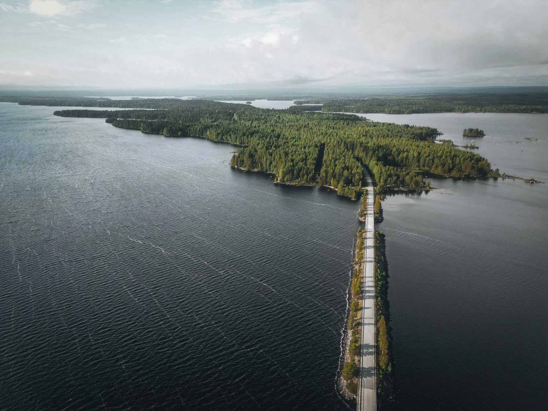 Straße durch atemberaubende finnische Seenlandschaft - Finnland Rundreise