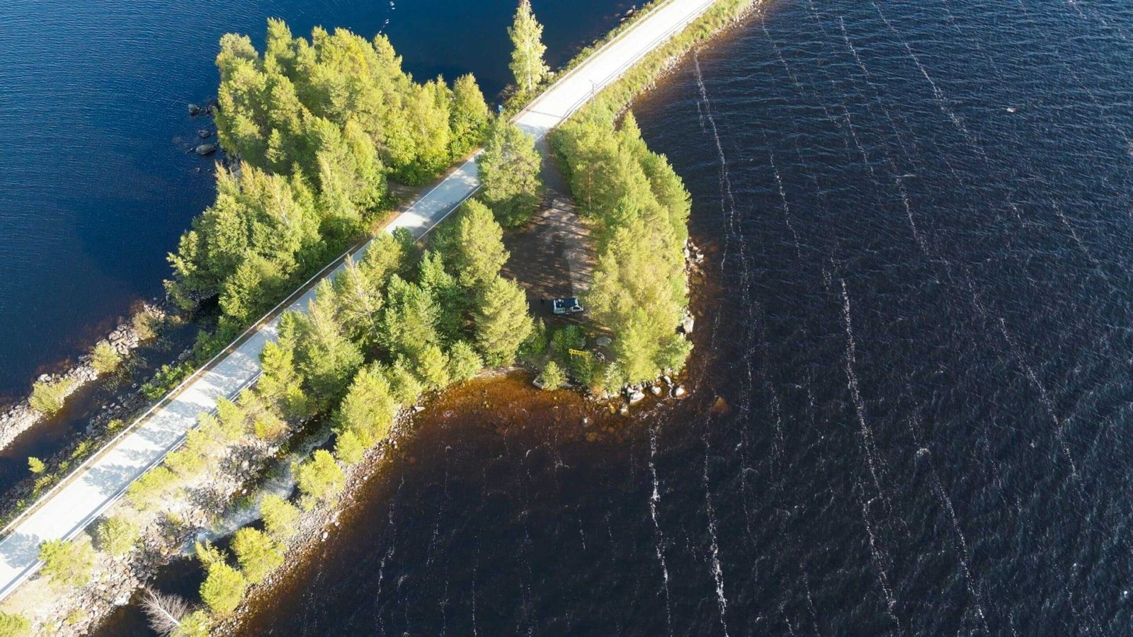 Luftaufnahme einer Straße über einen See - Finnland Rundreise