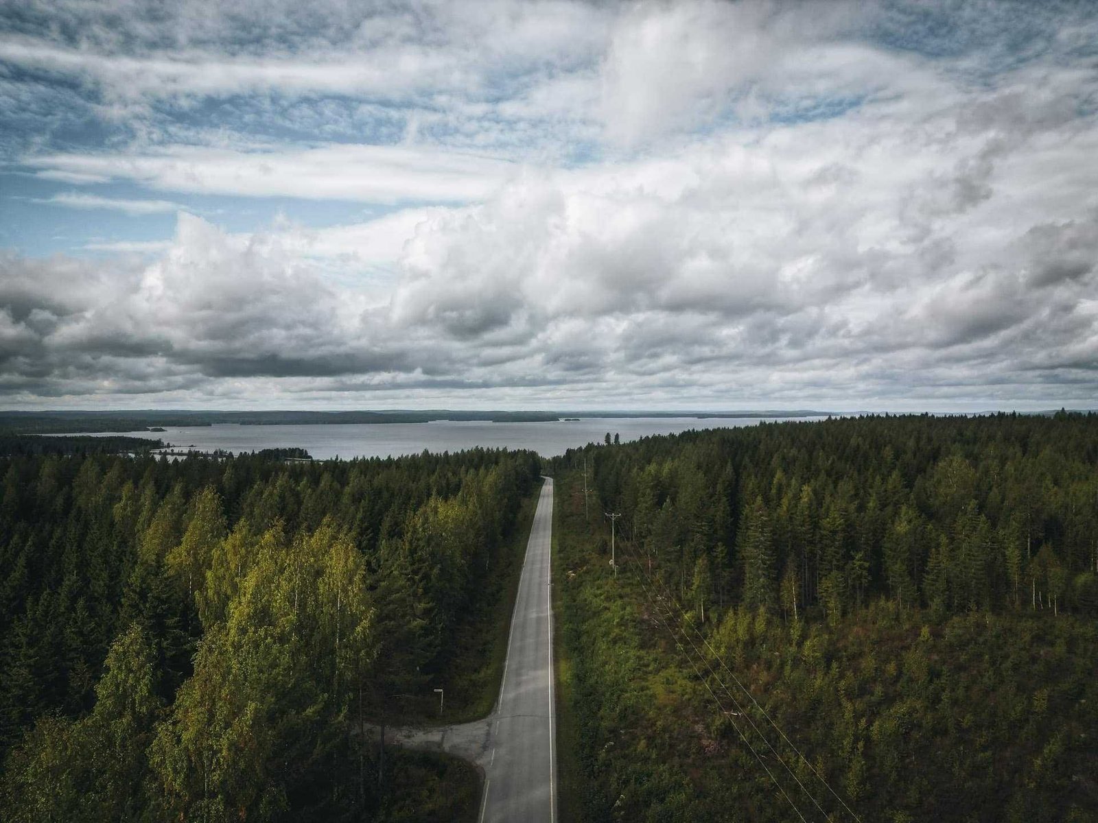 Lange Straße durch finnischen Wald - Finnland Rundreise
