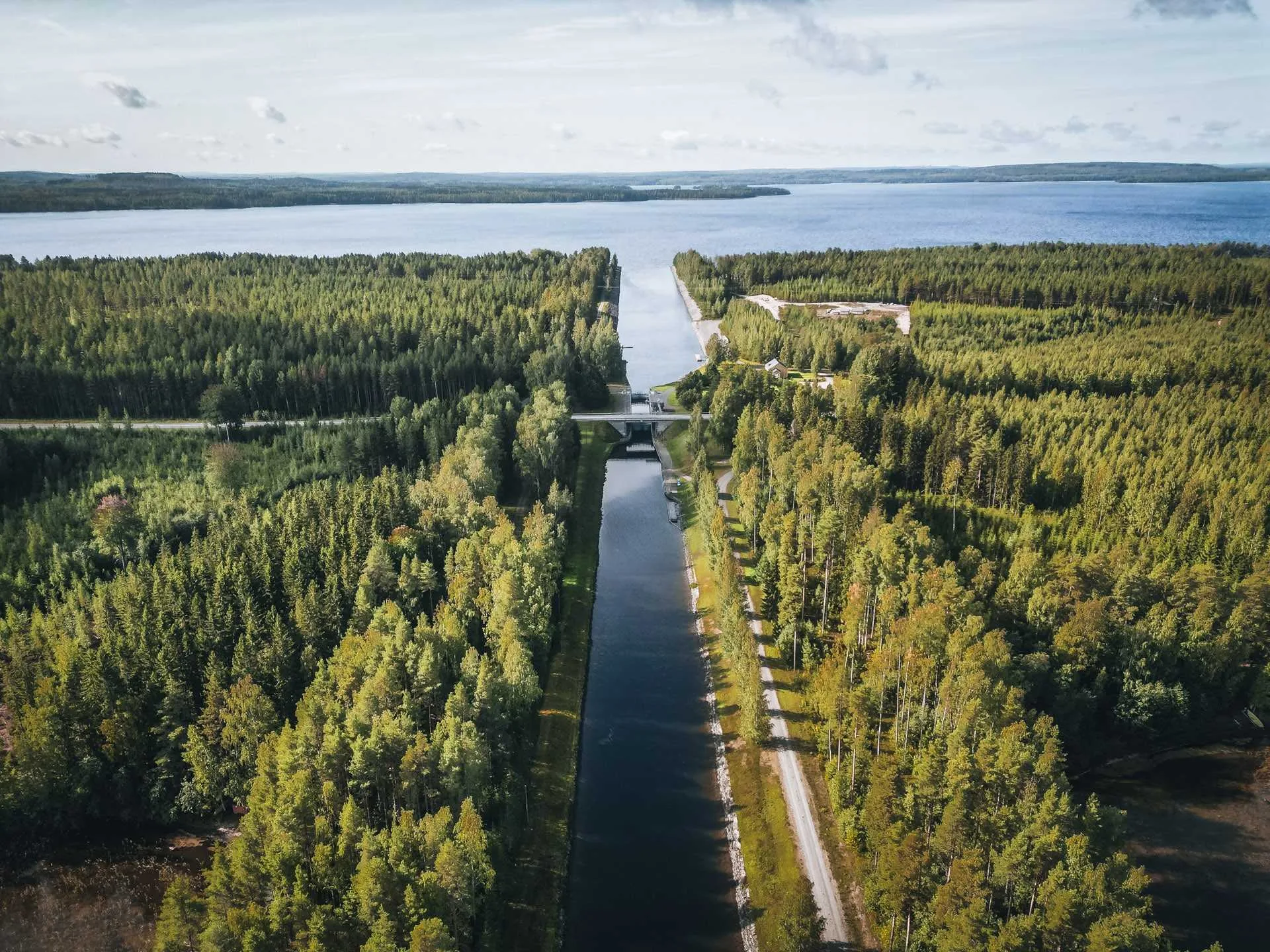 Luftaufnahme eines Kanals in finnischer Landschaft - Finnland Rundreise