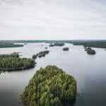 Seenlandschaft mit Inseln und Bäumen - Finnland Rundreise Reiseziele im April