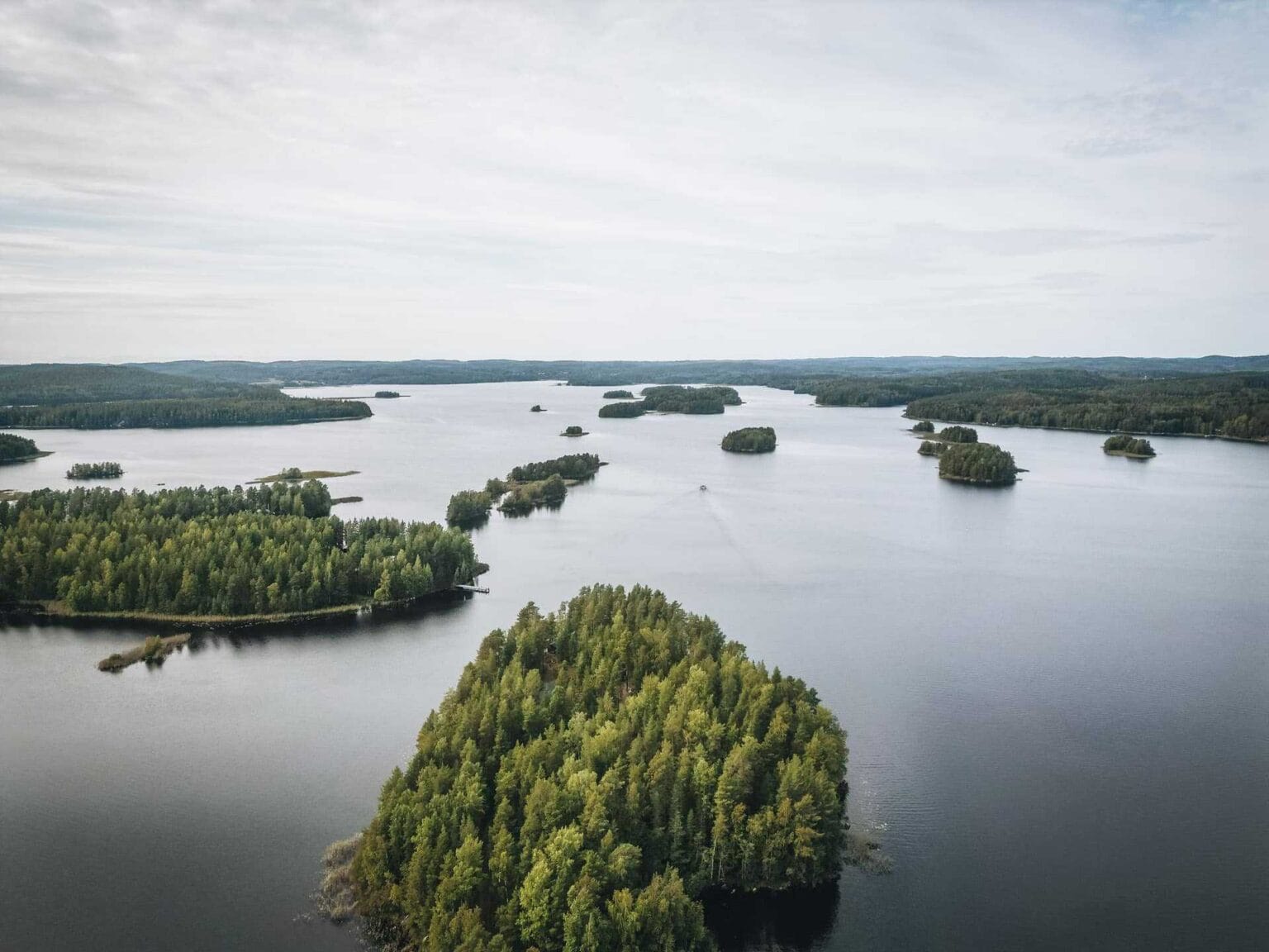 Seenlandschaft mit Inseln und Bäumen - Finnland Rundreise Reiseziele im April