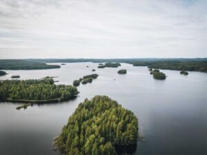 Seenlandschaft mit Inseln und B&auml;umen - Finnland Rundreise Reiseziele im April