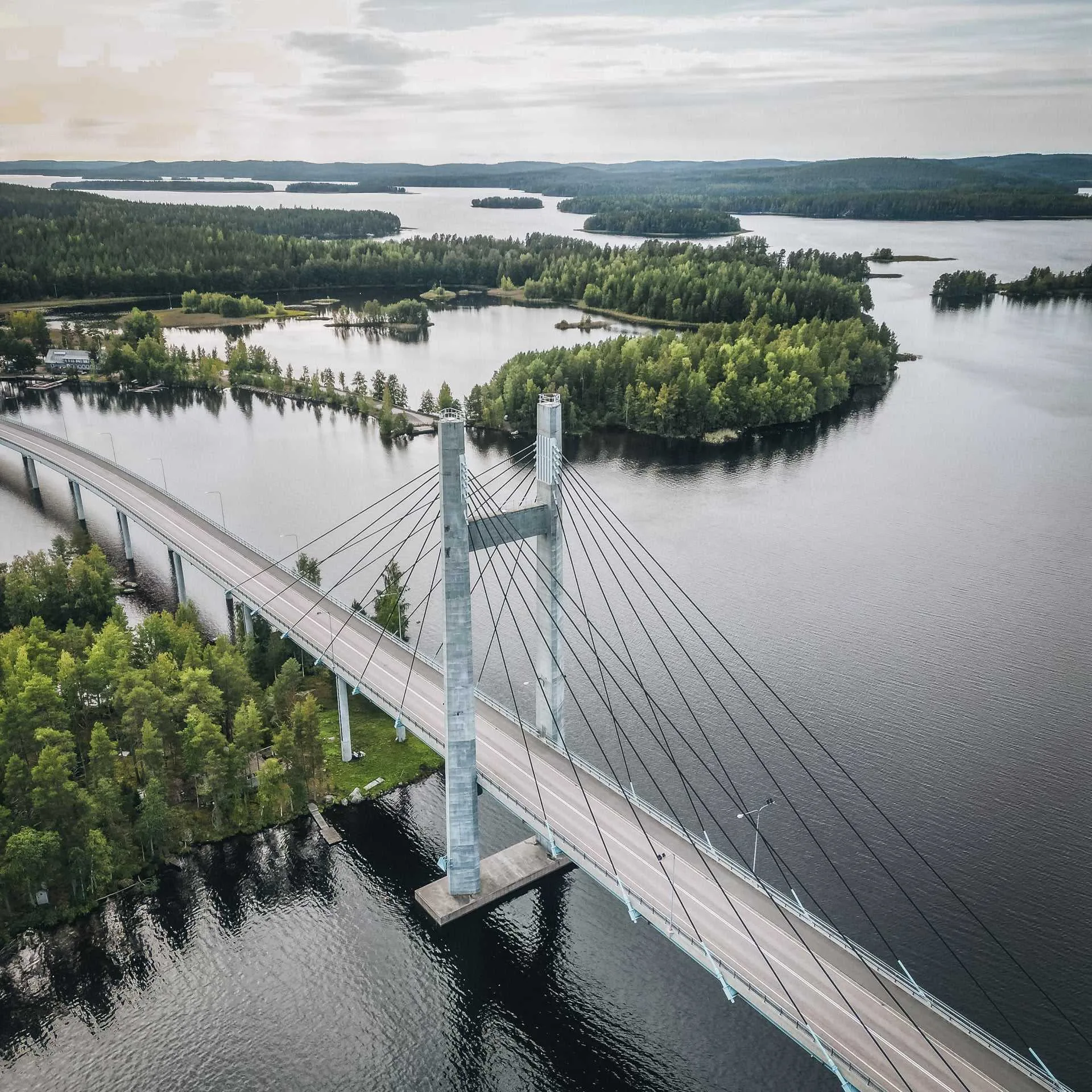 Kärstin Silta Brücke über finnischem See - Finnland Rundreise
