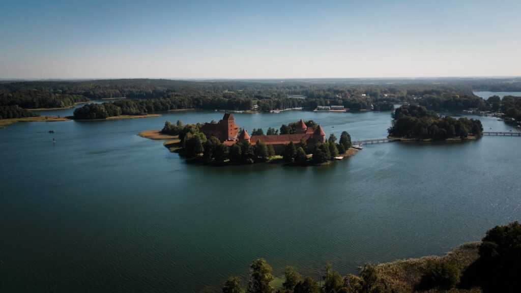 Trakai Inselburg in malerischer Seenlandschaft - Baltikum Rundreise