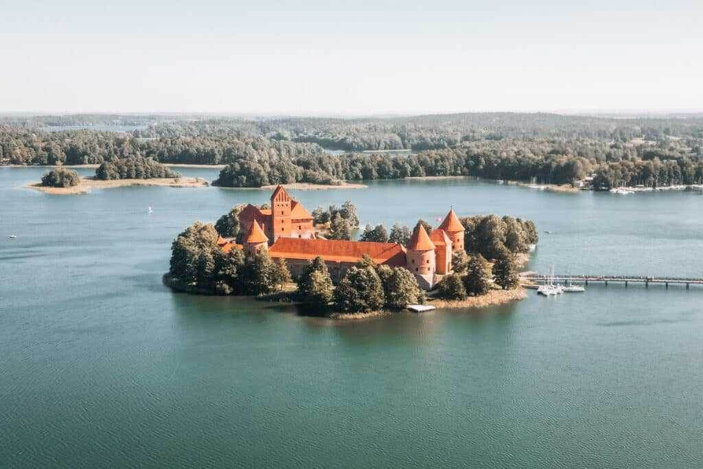 Luftaufnahme der Trakai Burg - Baltikum Rundreise