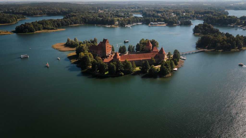Trakai Burg auf Insel im See - Baltikum Rundreise